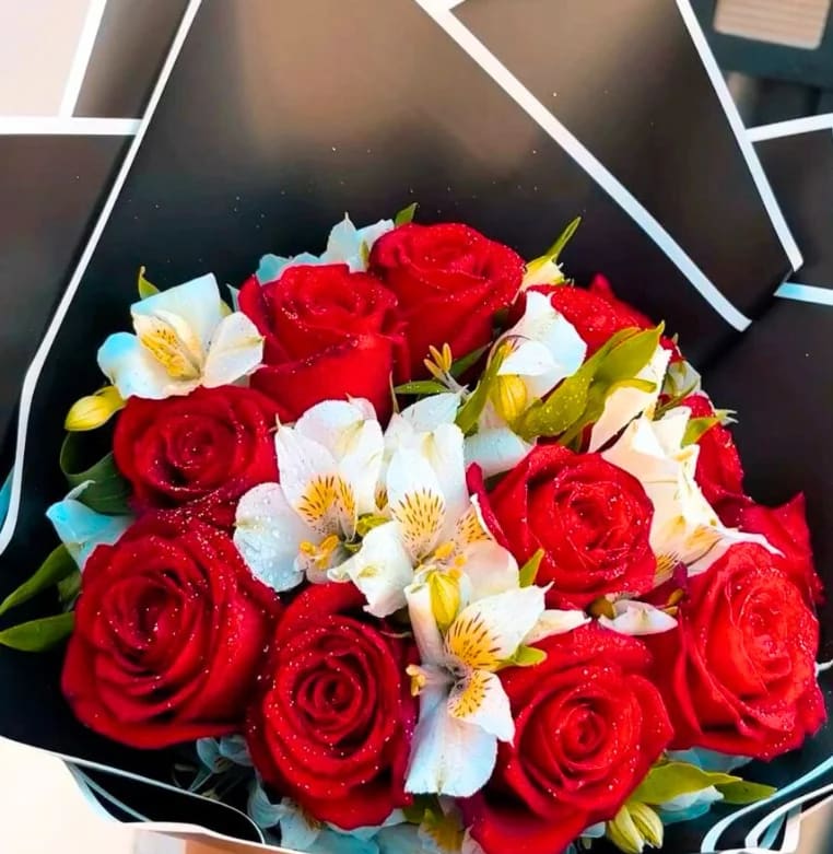 Buquê Clássico Amor Eterno - 12 Rosas Vermelhas
