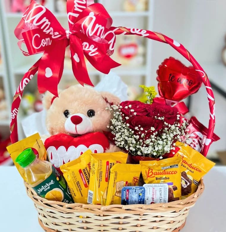 Cesta Café da Manhã Amor com Ursinho, Flores e Chocolates