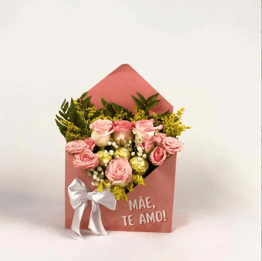Arranjo de Rosas Cor de Rosa na Caixa Envelope