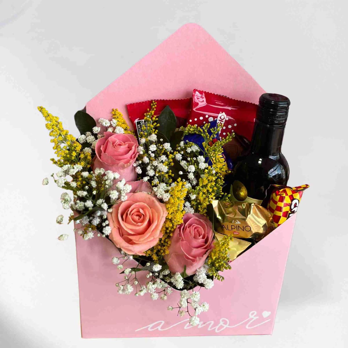 Caixa Envelope Com Flores Vinho e Chocolates