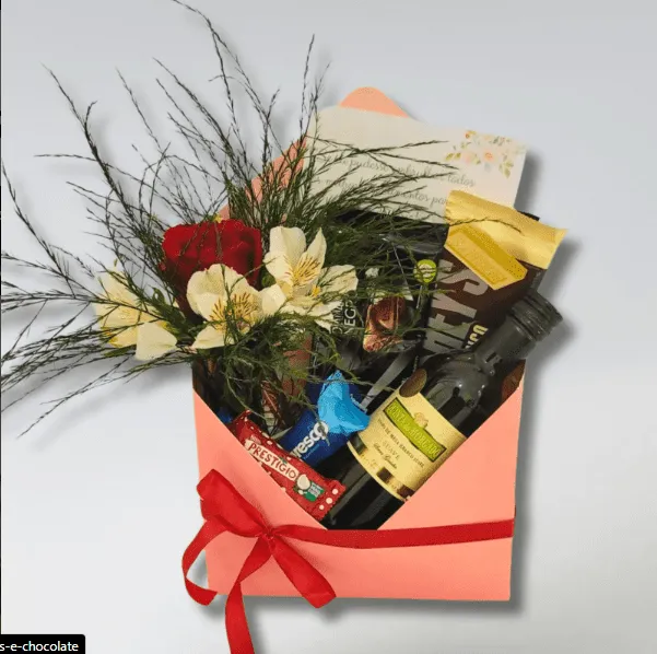 Caixa Envelope com Vinho, Flores e Chocolate